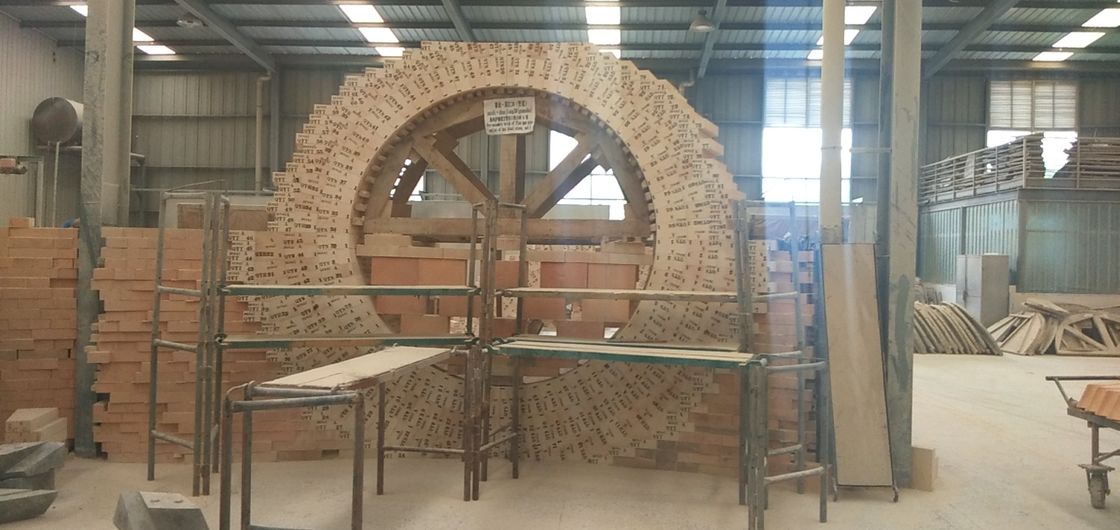 Specjalny kształt o wysokiej zawartości tlenku glinu Cegła odporna na 1350 ℃, która służy do bezpiecznego wyłożenia kadzi stalowej